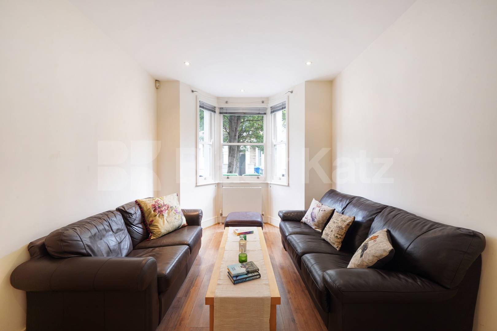 Boasting over 1350 Sq.Ft. of living and entertaining space Marcia Road, London Bridge